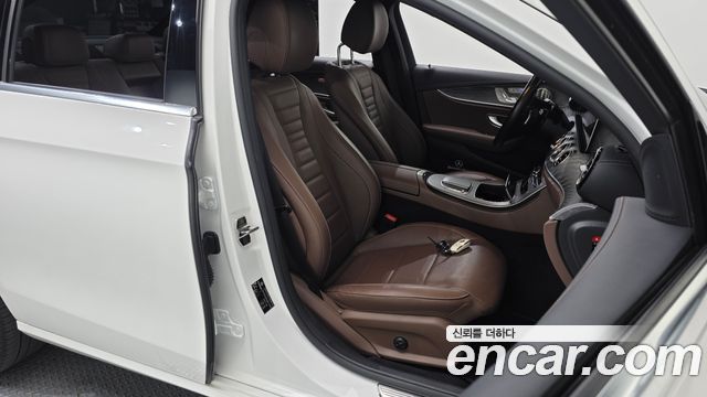 Mercedes-Benz E-Class 2022 — photo 16