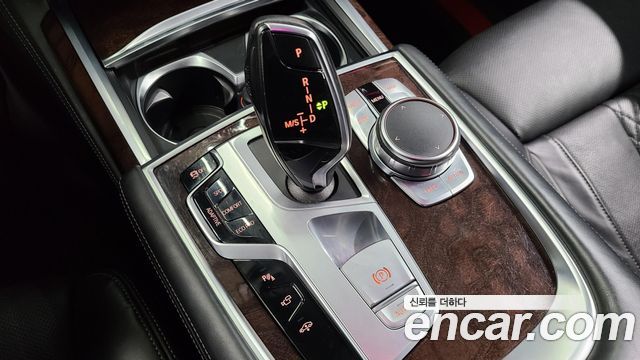 BMW 7-Series 2016 — photo 12