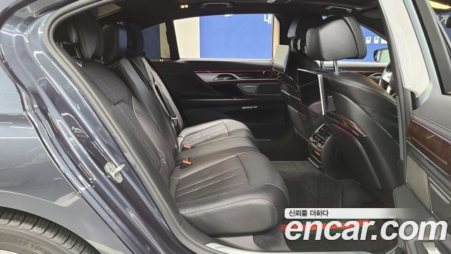 BMW 7-Series 2016 — photo 18