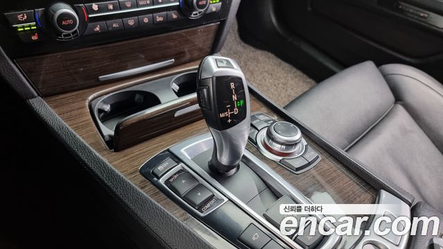 BMW 7-Series 2011 — photo 9