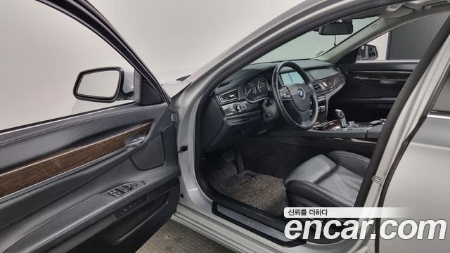 BMW 7-Series 2011 — photo 13