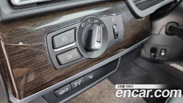 BMW 7-Series 2011 — photo 14