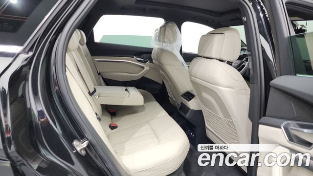 Audi e-tron 2020 — photo 12