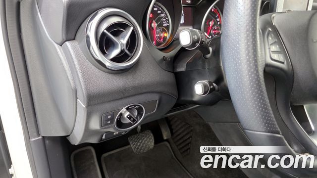 Mercedes-Benz GLA-Class 2018 — photo 15