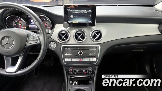 Mercedes-Benz GLA-Class 2018 — photo 17