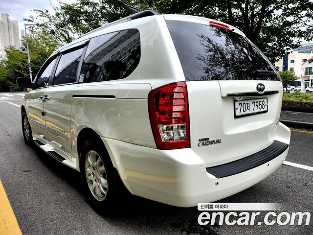 Kia Canival 2011 — photo 6