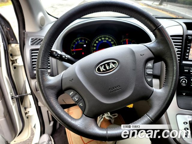 Kia Canival 2011 — photo 16