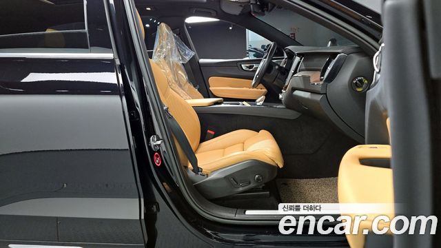 Volvo XC60 2022 — photo 11