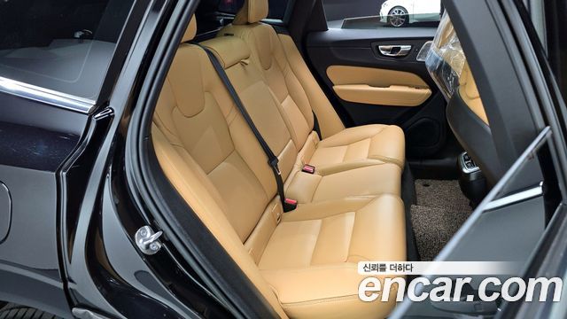 Volvo XC60 2022 — photo 12