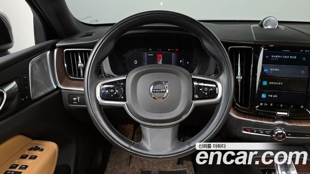 Volvo XC60 2022 — photo 13