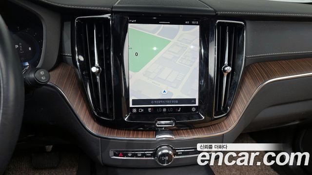 Volvo XC60 2022 — photo 16