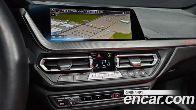 BMW 1-Series 2022 — photo 16
