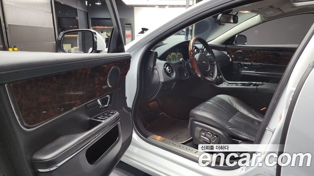 Jaguar XJ 2015 — photo 10