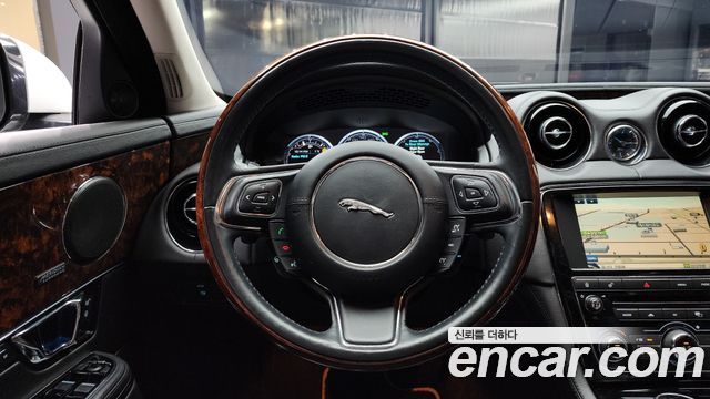 Jaguar XJ 2015 — photo 13