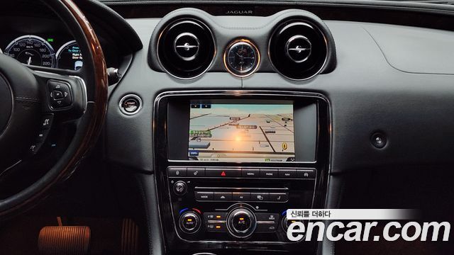 Jaguar XJ 2015 — photo 14