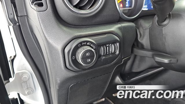 Jeep Wrangler 2021 — photo 15