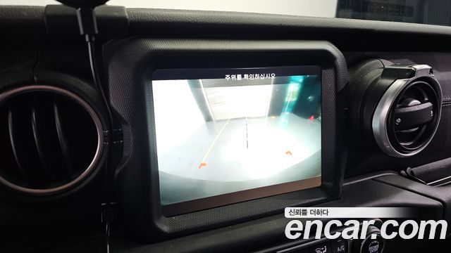 Jeep Wrangler 2021 — photo 17