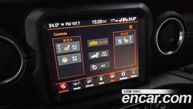 Jeep Wrangler 2021 — photo 16