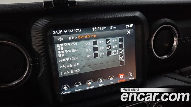 Jeep Wrangler 2021 — photo 17