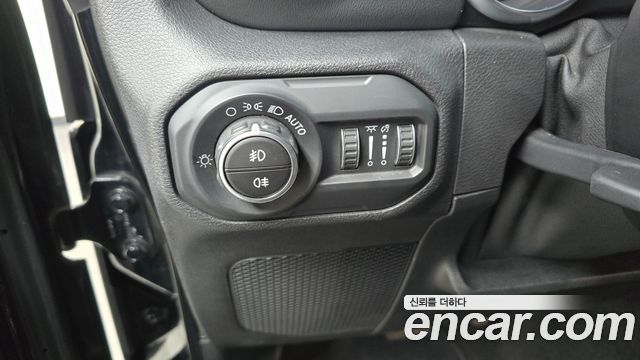 Jeep Wrangler 2021 — photo 18