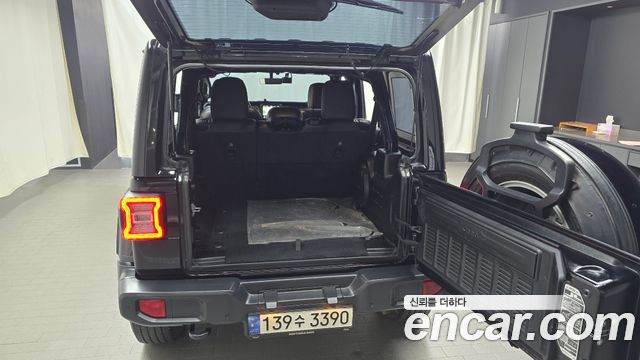 Jeep Wrangler 2021 — photo 20