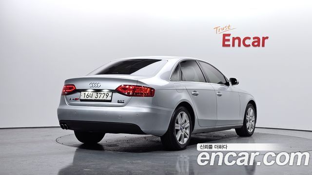 Audi A4 2010 — photo 2