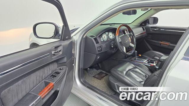 Chrysler 300C 2010 — photo 10