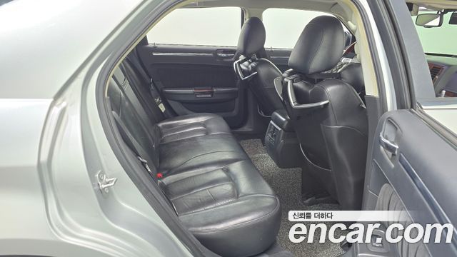 Chrysler 300C 2010 — photo 12