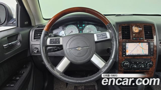 Chrysler 300C 2010 — photo 13