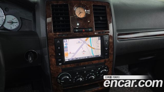 Chrysler 300C 2010 — photo 14