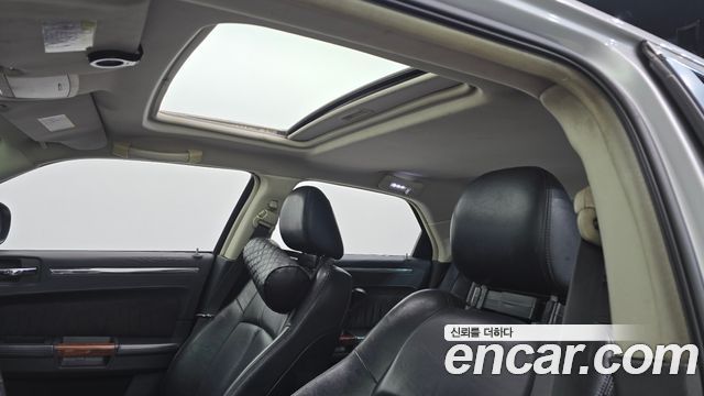 Chrysler 300C 2010 — photo 19