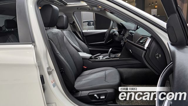 BMW 3-Series 2018 — photo 11