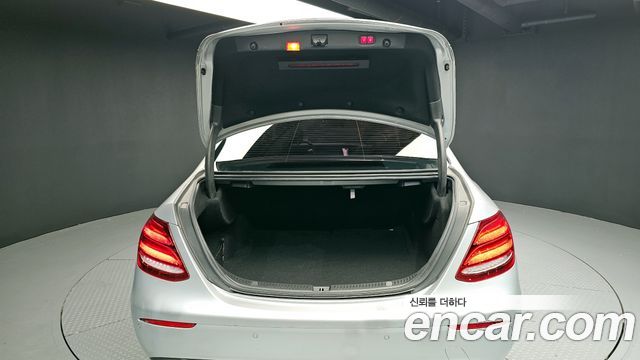 Mercedes-Benz E-Class 2018 — photo 20
