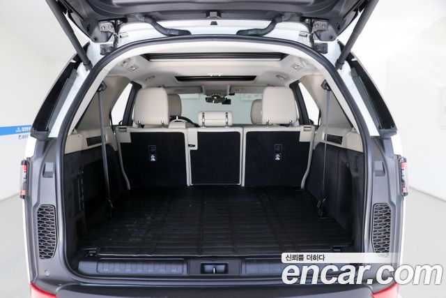 Land Rover Discovery 2019 — photo 17