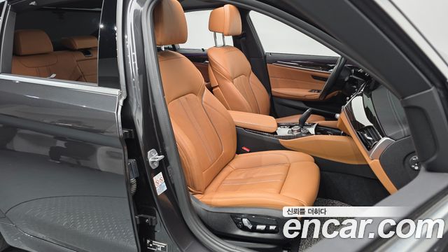 BMW 5-Series 2022 — photo 10