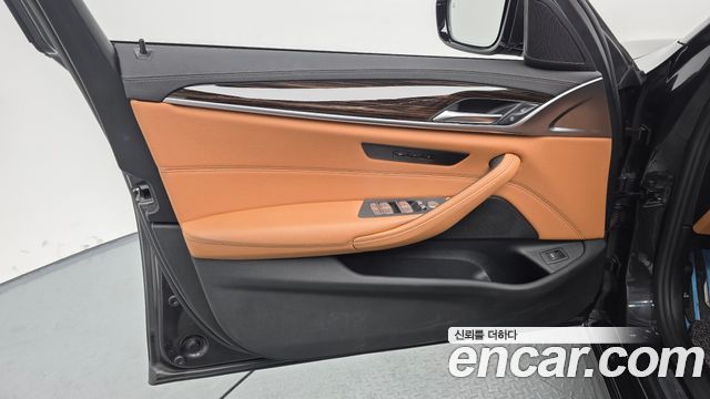 BMW 5-Series 2022 — photo 18