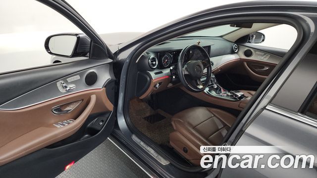 Mercedes-Benz E-Class 2017 — photo 10