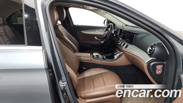 Mercedes-Benz E-Class 2017 — photo 11
