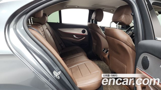 Mercedes-Benz E-Class 2017 — photo 12