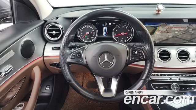 Mercedes-Benz E-Class 2017 — photo 13