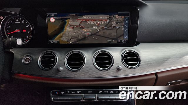 Mercedes-Benz E-Class 2017 — photo 14