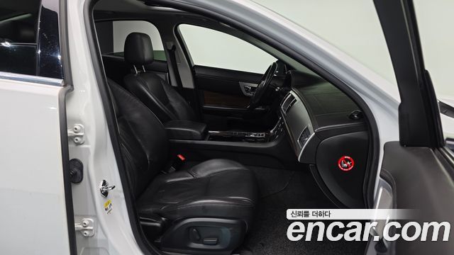 Jaguar XF 2015 — photo 10