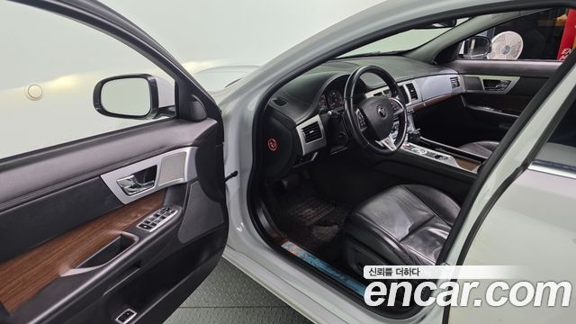 Jaguar XF 2015 — photo 11