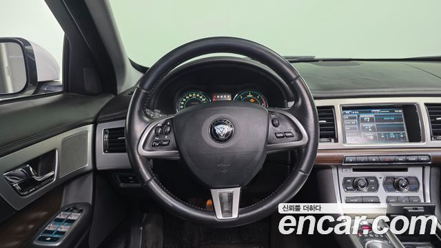 Jaguar XF 2015 — photo 13