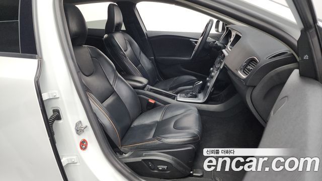 Volvo V40 2018 — photo 11