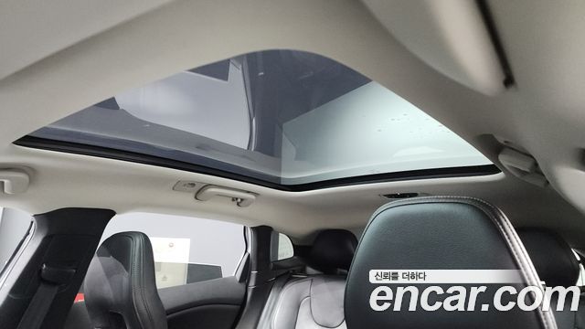 Volvo V40 2018 — photo 17