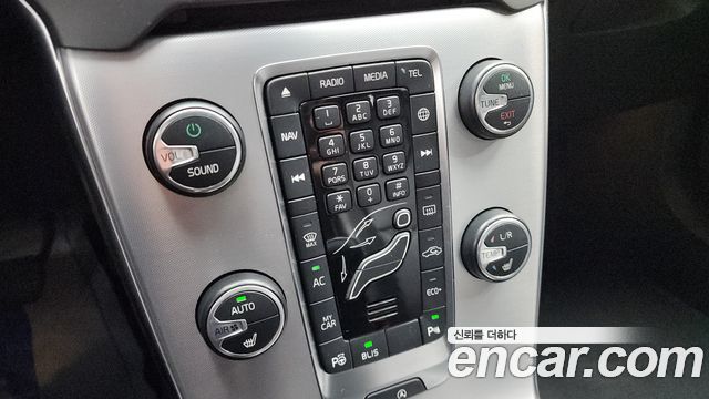 Volvo V40 2018 — photo 18