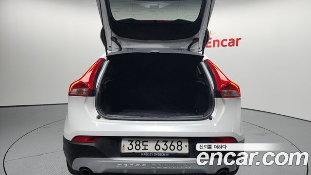 Volvo V40 2018 — photo 20