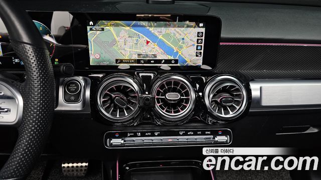 Mercedes-Benz GLB-Class 2022 — photo 14
