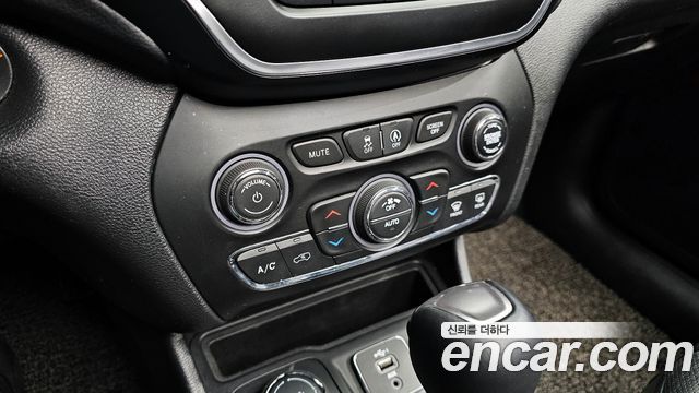 Jeep Cherokee 2019 — photo 17